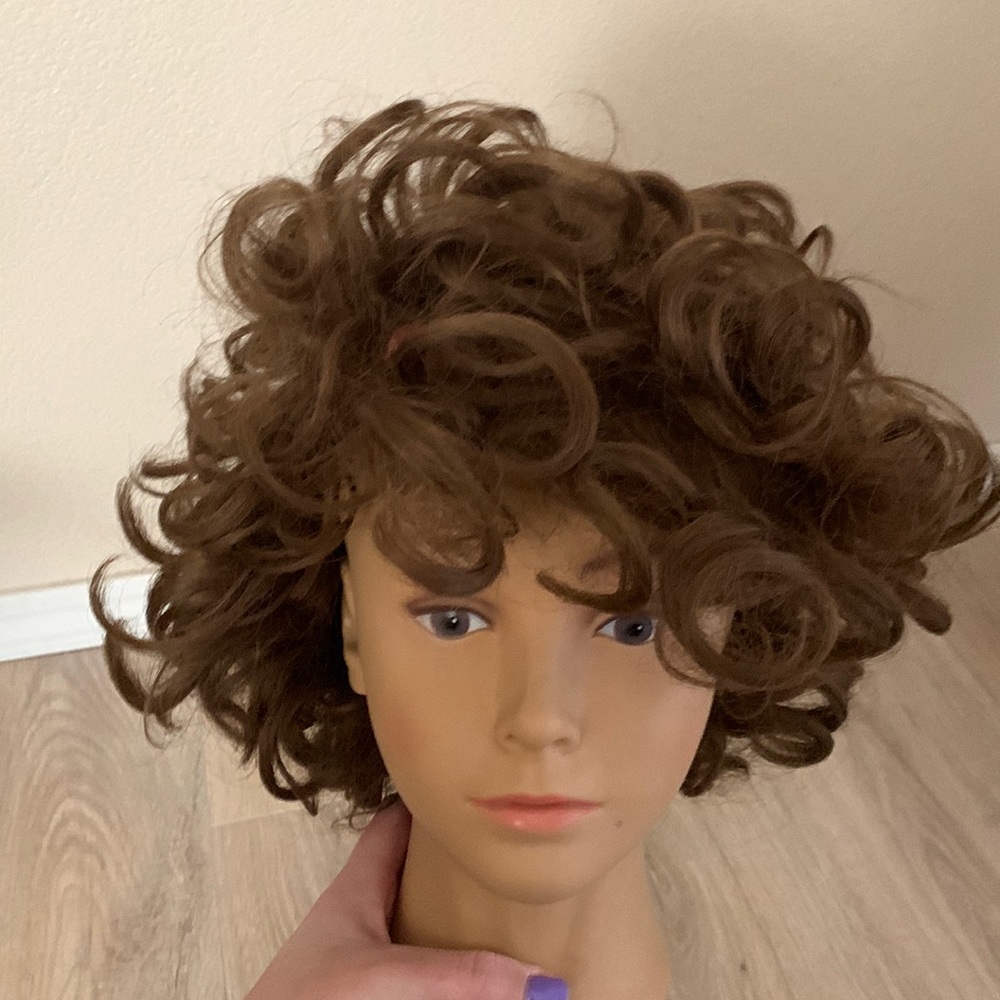 Elura vintage brown shirt curly hair wig